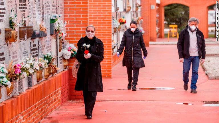 マドリード市の共同墓地を訪れた人々/Baldesca Samper/AFP/Getty Images