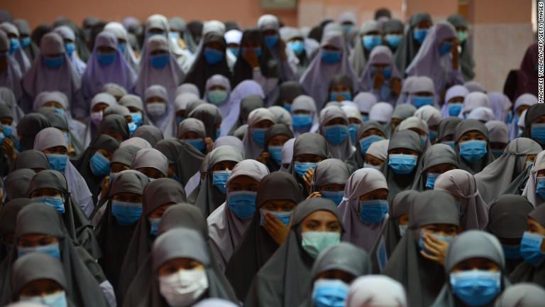 マスクをつけたイスラム学校の生徒たち＝１７日、タイ/Madaree Tohlala/AFP/Getty Images