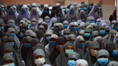 マスクをつけたイスラム学校の生徒たち＝１７日、タイ