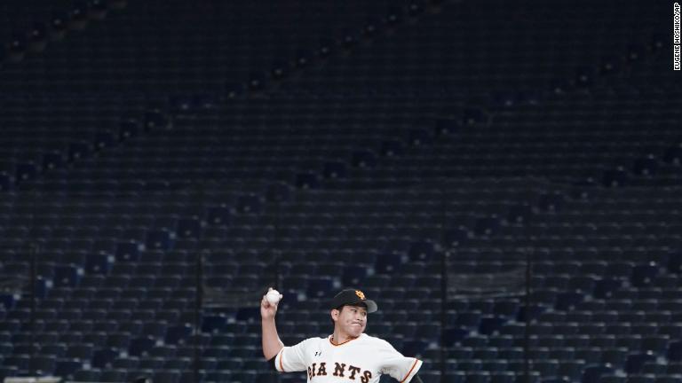 日本のプロ野球も無観客で練習時代が行われた/Eugene Hoshiko/AP