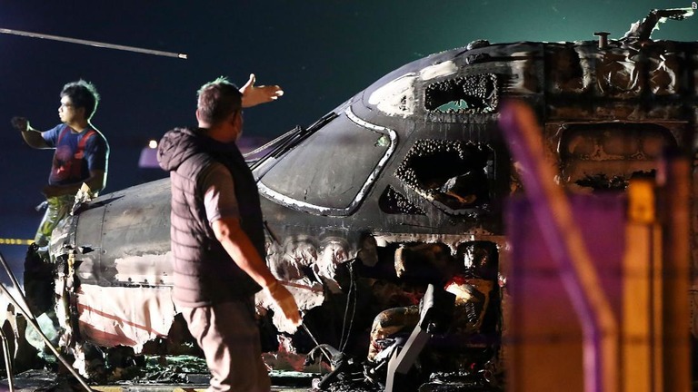 マニラの空港で離陸態勢に入った航空機が炎上し、搭乗者全員が死亡した/AP