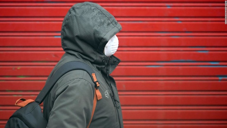 感染者や看護者以外の一般市民がマスクを着けることは勧めないとの見解をＷＨＯが改めて示した/Lluis Gene/AFP/Getty Images