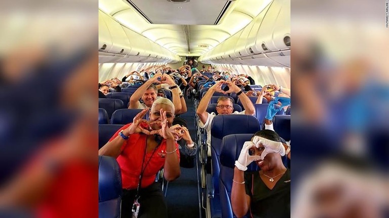 両手でハートマークを作って写真に収まる医療従事者ら/Southwest Airlines