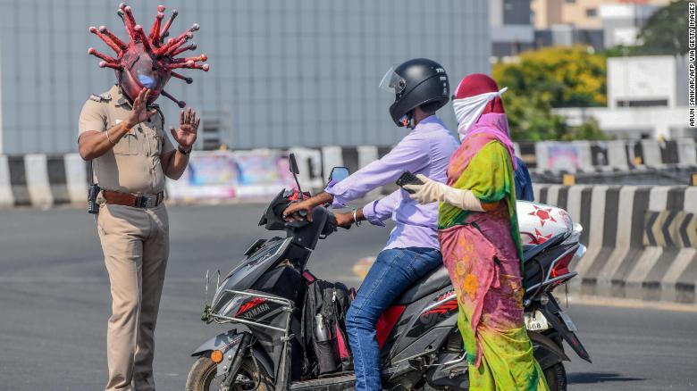 検問所で通行人に声掛けをする警察官のラジェシュ・バブさん/ARUN SANKAR/AFP via Getty Images