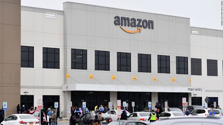 米アマゾンの物流倉庫でストを実施した男性が解雇された/Angela Weiss/AFP/Getty Images