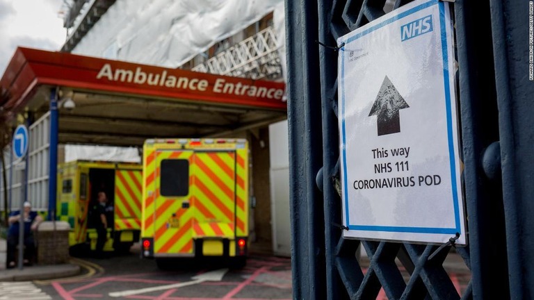 キングス・カレッジ病院に到着した救急車＝３月１１日、英ロンドン/Richard Baker/In Pictures/Getty Images