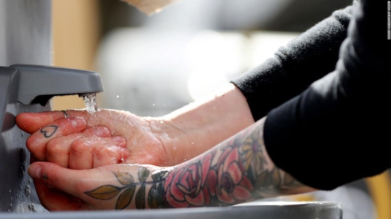 衛生当局などは石けんとお湯を使って２０秒間手を洗うよう呼びかけている/Maddie Meyer/Getty Images
