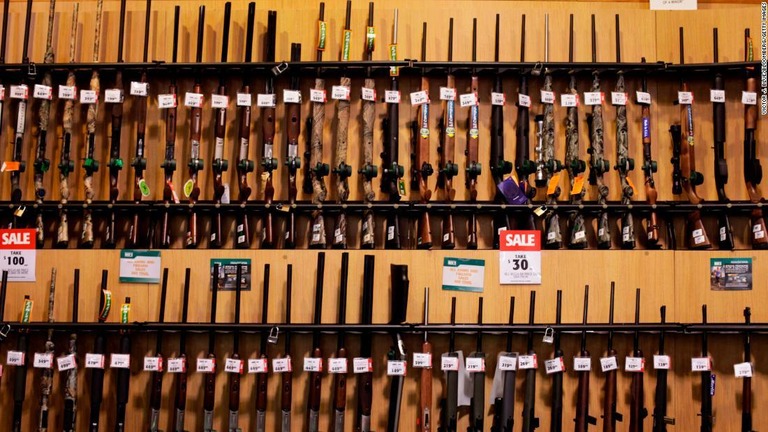 外出禁止令下の米国で、銃器や弾薬の販売店が「必要不可欠なサービス」に認定された/Victor J. Blue/Bloomberg/Getty Images