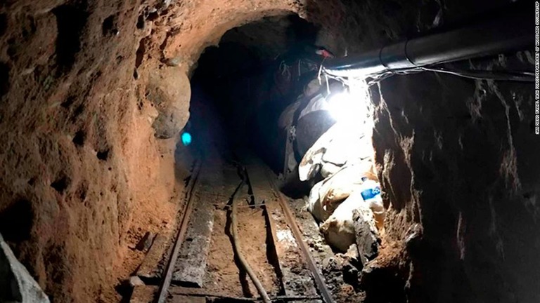 米国からメキシコ・ティファナへと続いている薬物密輸のためのトンネルが摘発された/San Diego Tunnel Task Force/Department of Homeland Security/AP