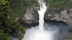 エクアドル最大の滝が「消失」、上流の陥没穴が原因か
