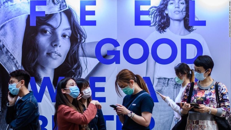 アジアでは新型コロナウイルスの流行が始まって以来、多くの国や地域でマスク着用が勧告されている/ANTHONY WALLACE/AFP/AFP via Getty Images