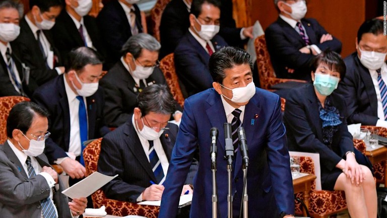 全世帯に布マスク２枚を配布すると発表した安倍首相に対する批判が噴出している/Yoshitaka Sugawara/AP