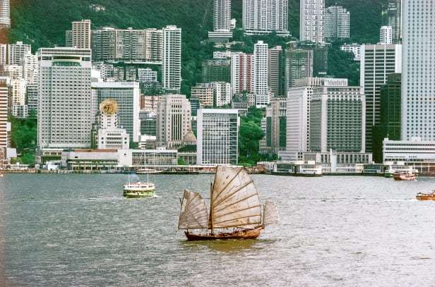 １９８２年に撮影された香港のビクトリア湾/Courtesy Blue Lotus Gallery
