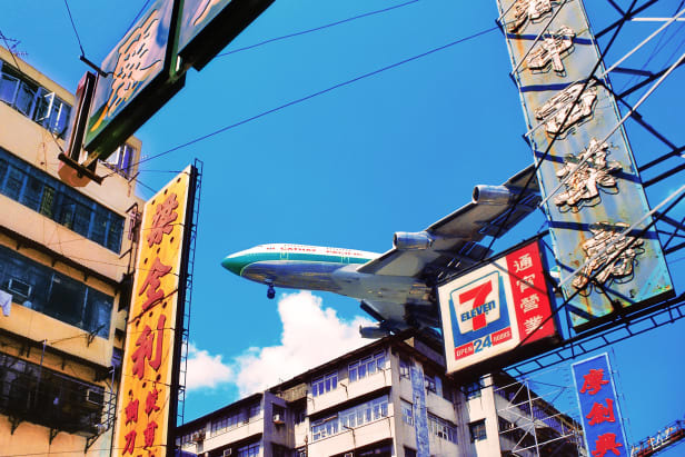 啓徳空港に向かって香港上空を飛ぶ飛行機＝１９９４年/Courtesy Blue Lotus Gallery