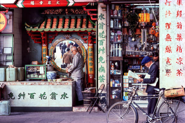 上海通りに位置する茶店＝１９８２年/Courtesy Blue Lotus Gallery