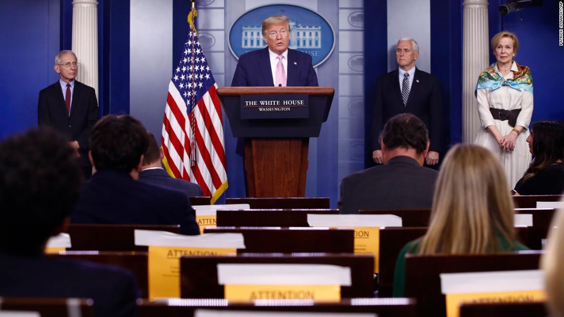 新型コロナウイルスについて会見を行うトランプ大統領=4日、ホワイトハウス/Patrick Semansky/AP