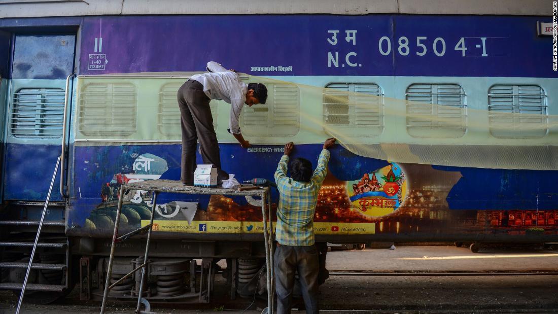 インドでは全土の「封鎖」を受けて、客車の運行が停止している/Sanjay Kanojia/AFP/Getty Images