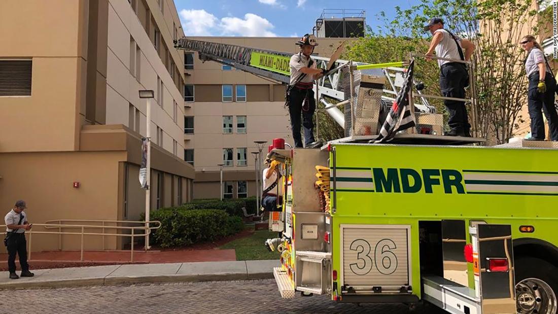 消防士たちが４階の窓に向かってはしご車を伸ばす様子/Miami Dade Fire Department