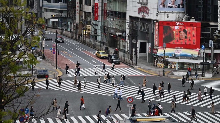 渋谷の交差点を渡る人々＝５日/CHARLY TRIBALLEAU/AFP/Getty Images