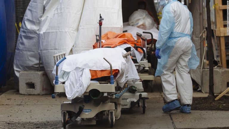 ニューヨーク市での新型コロナウイルスによる１日の死者数が過去最高に/Angus Mordant/Bloomberg/Getty Images