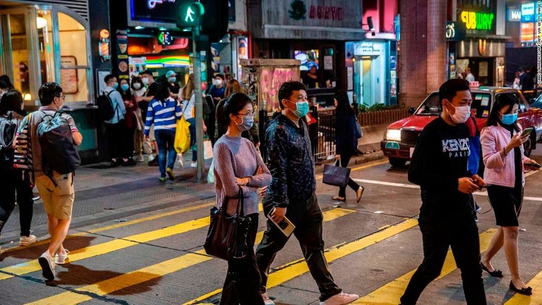 香港で「自動販売機」を通じてマスクを配布する取り組みが進んでいる/ISAAC LAWRENCE/AFP/AFP via Getty Images