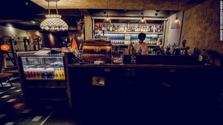店自体はダークユーモアと陰鬱な装飾が特徴だ。照明は暗く、店の壁にメニュー、皿はすべて黒で統一されている/courtesy The Misanthrope Society