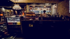 店自体はダークユーモアと陰鬱な装飾が特徴だ。照明は暗く、店の壁にメニュー、皿はすべて黒で統一されている
