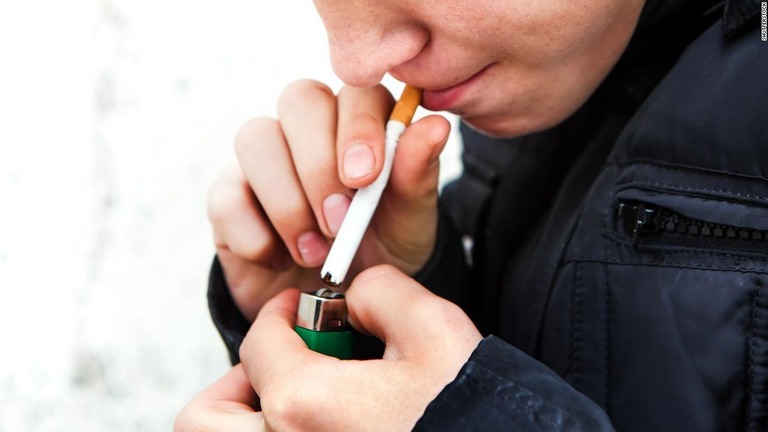 若い年齢でタバコを吸い始めるほど、成長後も喫煙を続ける傾向が強くなるという/Shutterstock