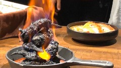 アルコールをかけて焼く真っ黒なフライドチキンもメニューの１つ。不吉すぎる見た目は人間嫌いが食すのにふさわしい？