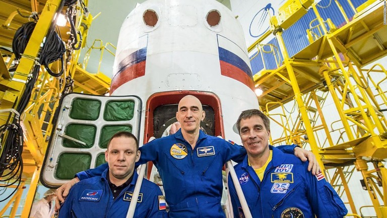（左から）イワン・ワグネル、アナトリー・イワニシン、クリス・キャシディの３宇宙飛行士/Roscosmos/NASA