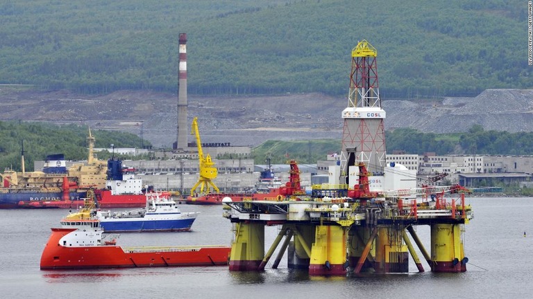 ＯＰＥＣとロシアは５～６月の原油生産量を日量１０００万バレル減らすことで暫定合意した/Lev Fedoseyev/TASS/Getty Images