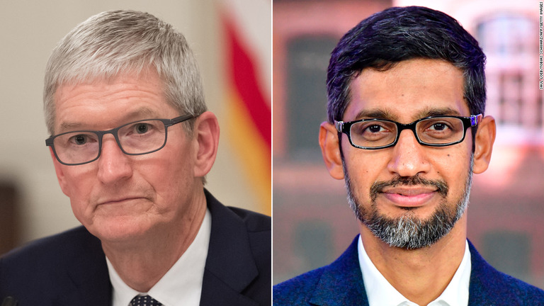 グーグルを率いるスンダー・ピチャイ氏（右）とアップルのティム・クックＣＥＯ/Saul Loeb/Tobias Schwarz/AFP/Getty Images