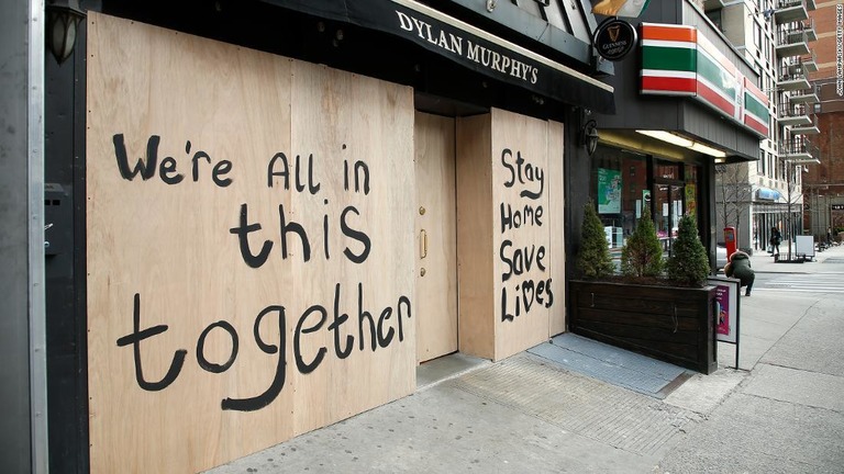 新型コロナ感染拡大阻止の取り組みで閉鎖された米ニューヨークの店舗/John Lamparski/Getty Images 