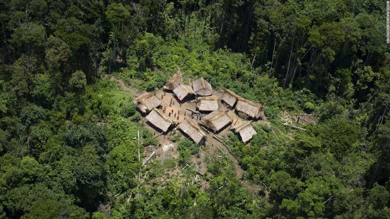 新型コロナウイルスで陽性となったアマゾン孤立部族の少年が死亡した/Leo Remirez/AFP/Getty Images