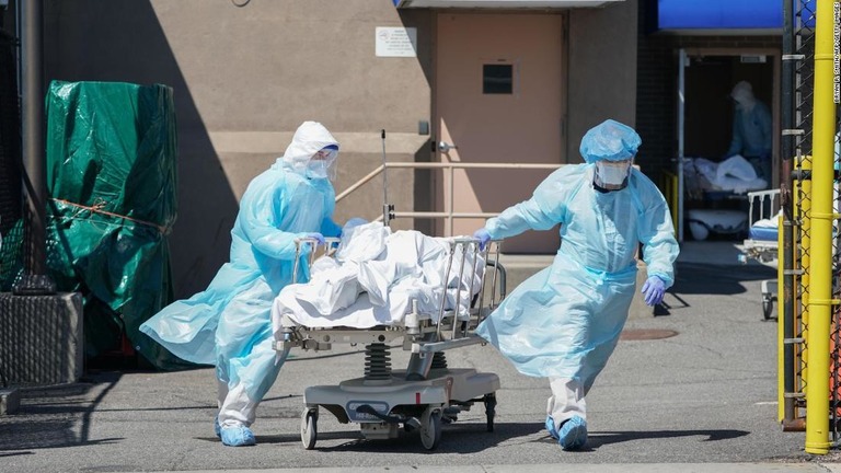 米国で新型コロナウイルスによる死者が１万８０００人を超えた/BRYAN R. SMITH/AFP/Getty Images