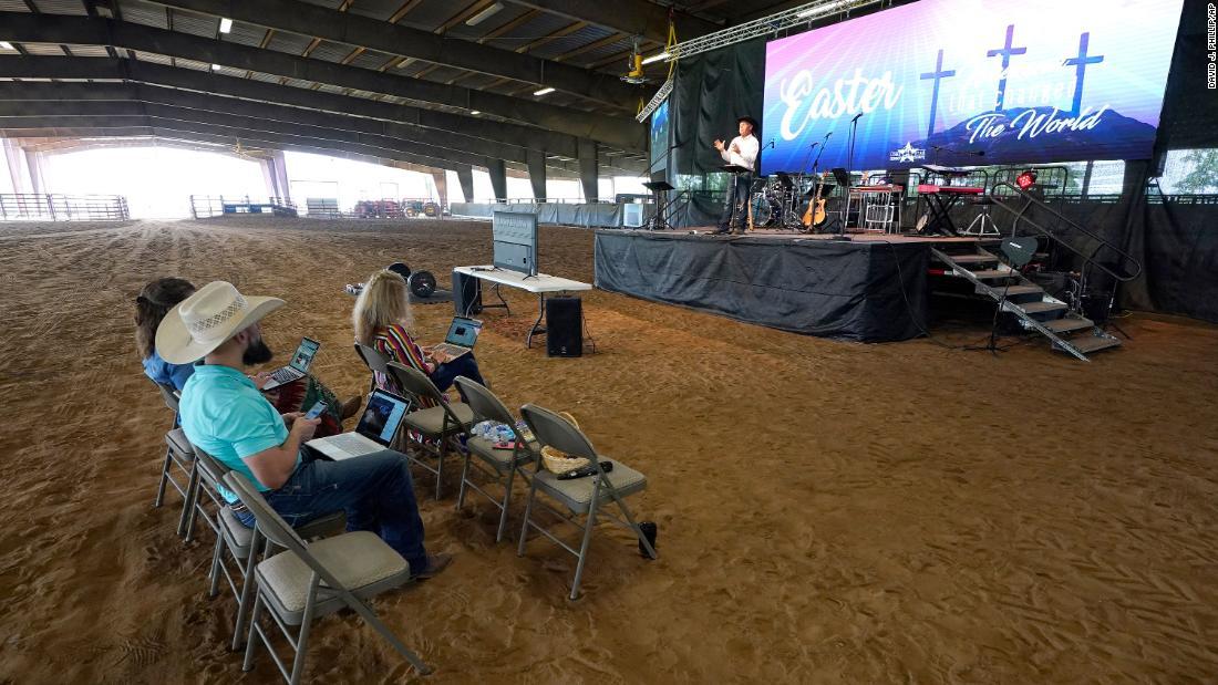 米テキサス州の教会では、祈りの模様をライブ配信した/David J. Phillip/AP