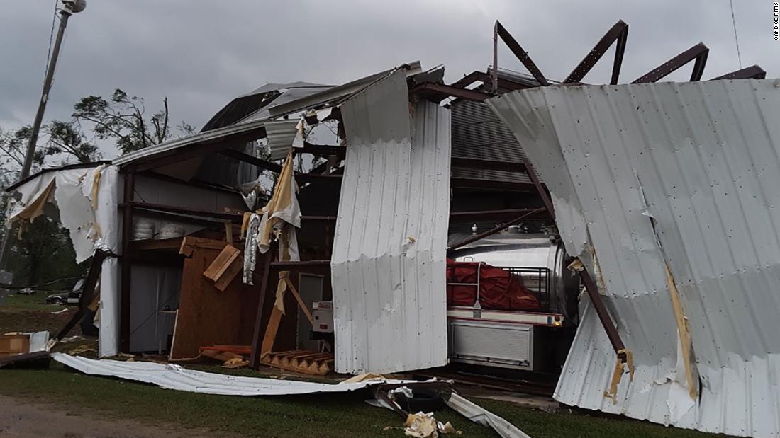 竜巻で損傷したボランティアの消防署＝ミシシッピ州/Candice Pitts