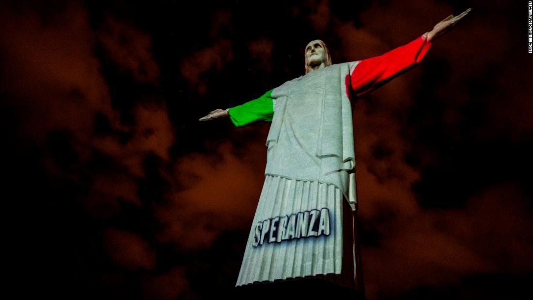 キリスト像に投影されたイタリアの国旗/Buda Mendes/Getty Images