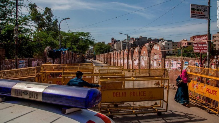インドでは感染拡大阻止の取り組みとして警察による大掛かりな移動制限が行われている/Getty Images AsiaPac/Getty Images