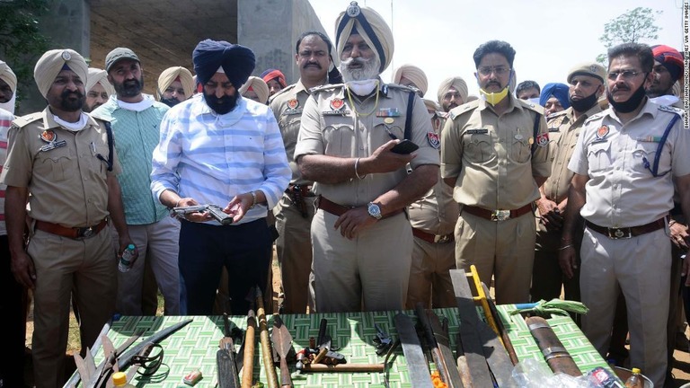 警察が回収された武器を公開する様子＝１２日、インド北部パティヤーラー/Bharat Bhushan/Hindustan Times via Getty Images