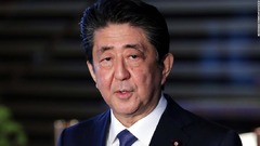 安倍首相が自宅でくつろぐ動画、投稿に批判の声も