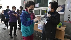 韓国総選挙、投票所は新型コロナ対策の厳戒態勢