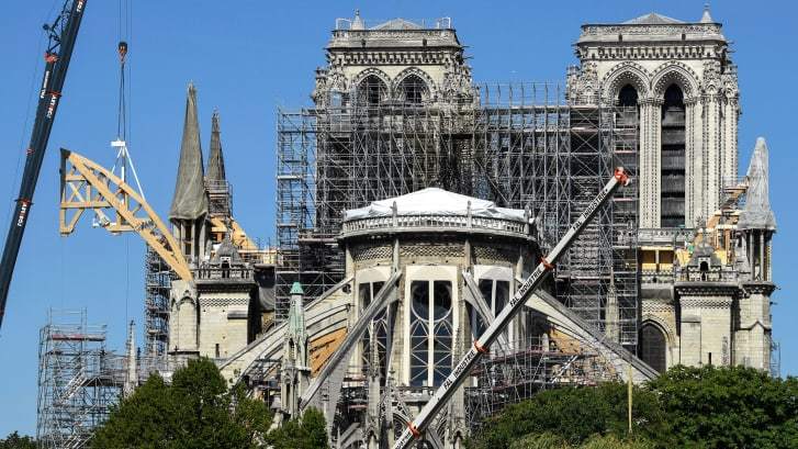 昨年7月の時点で再建作業が行われる大聖堂/Bertrand Guay/AFP/Getty Images