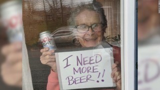 「もっとビールが必要」とアピールした９３歳の女性に米モルソン・クアーズが１５０本のビールを届けた