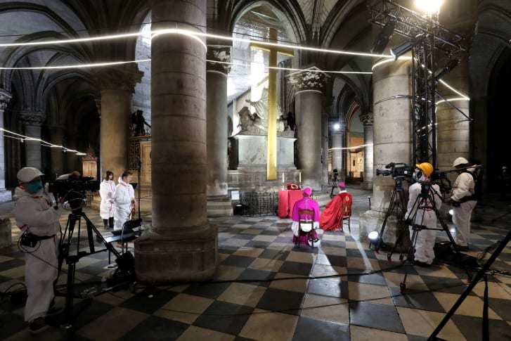 大聖堂内部の安全な場所で聖金曜日を祝うミサが催された/Ludovic Marin/Pool/AFP/Getty Images