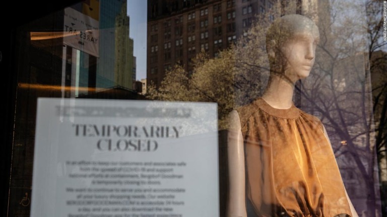 新型コロナの影響で臨時休業をする店＝３月１８日、ニューヨーク市/Victor J. Blue/Getty Images