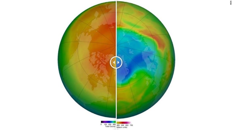 北極上空のオゾン量が１年前から激減したことを示す図。青色が量の少ない状態を表す/NASA