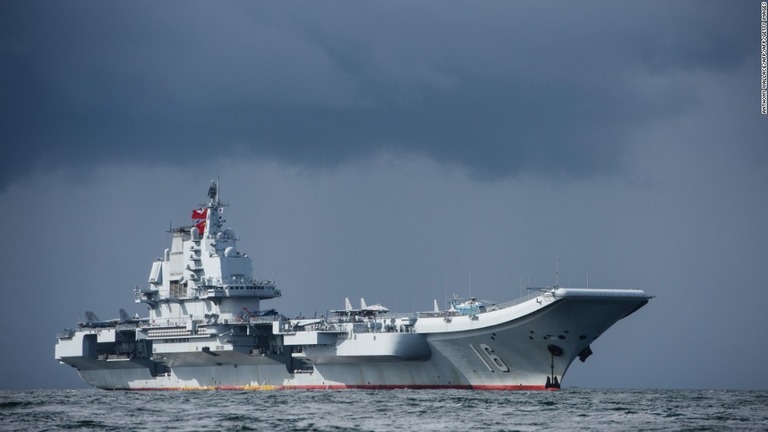 中国海軍の空母「遼寧」とその随伴艦船が太平洋海域に出動した/ANTHONY WALLACE/AFP/AFP/Getty Images