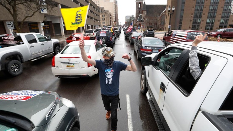 米ミシガン州で、自宅待機命令に抗議するデモが行われた/Paul Sancya/AP