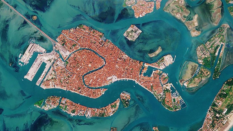 伊ベネチアの今年４月の衛星画像。運河を航行する船舶の姿がほとんど見られない/ESA